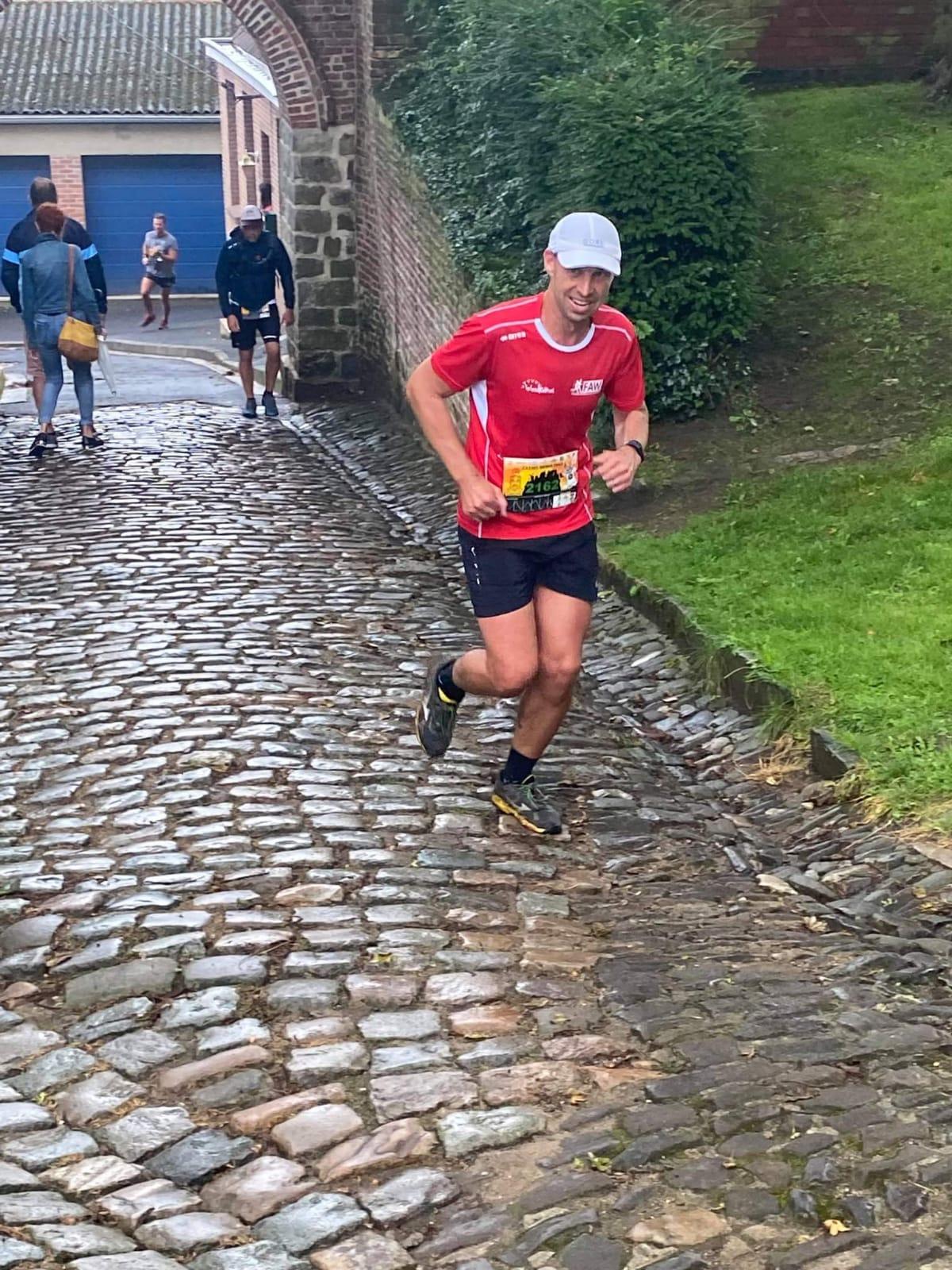 Ca monte et le pavé est glissant